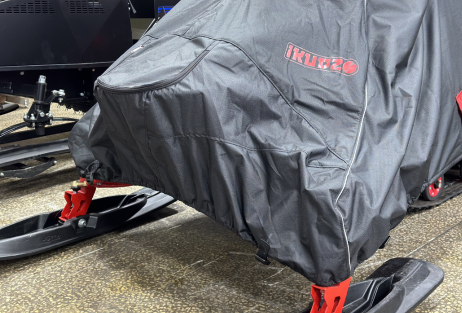 Чехол транспорт. снегохода IKUDZO HUNTER черно-красный Оксфорд ПРЕМИУМ качества с лого IKUDZO в Каменск-Уральском